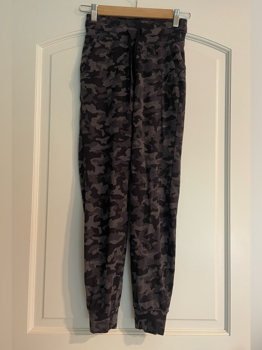 Lululemon Ready to Rulu Heritage Gray & Black Camo Jogger Pants Size 2